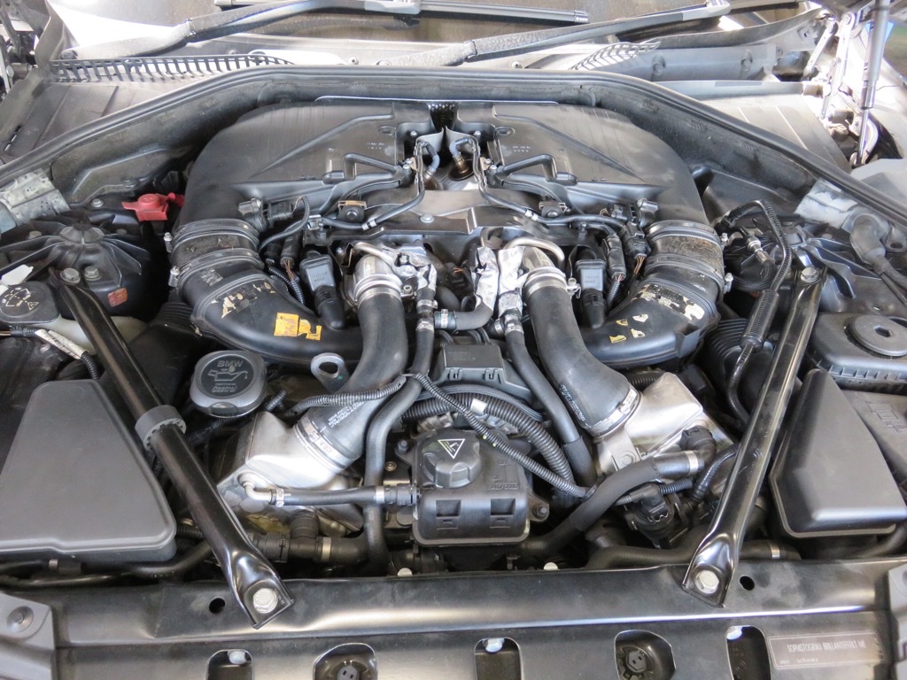 BMW 750LI F02 エンジン不調＋オイル漏れ | SSS corporation